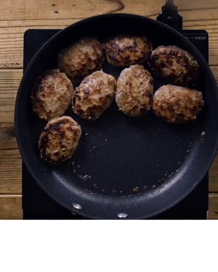 Sos teriyaki wlewany na usmażone kotlety.
