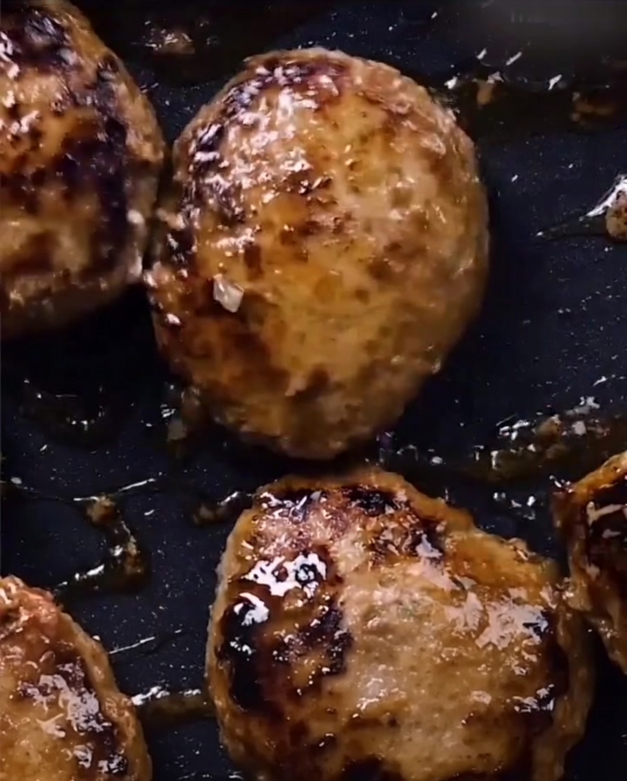 Kotlety błyszczące od gęstego sosu teriyaki.