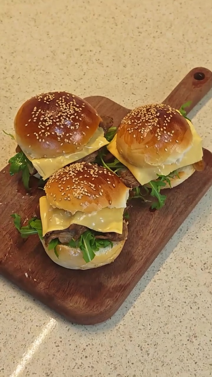 Domowe burgery wołowe w stylu teriyaki z rukolą