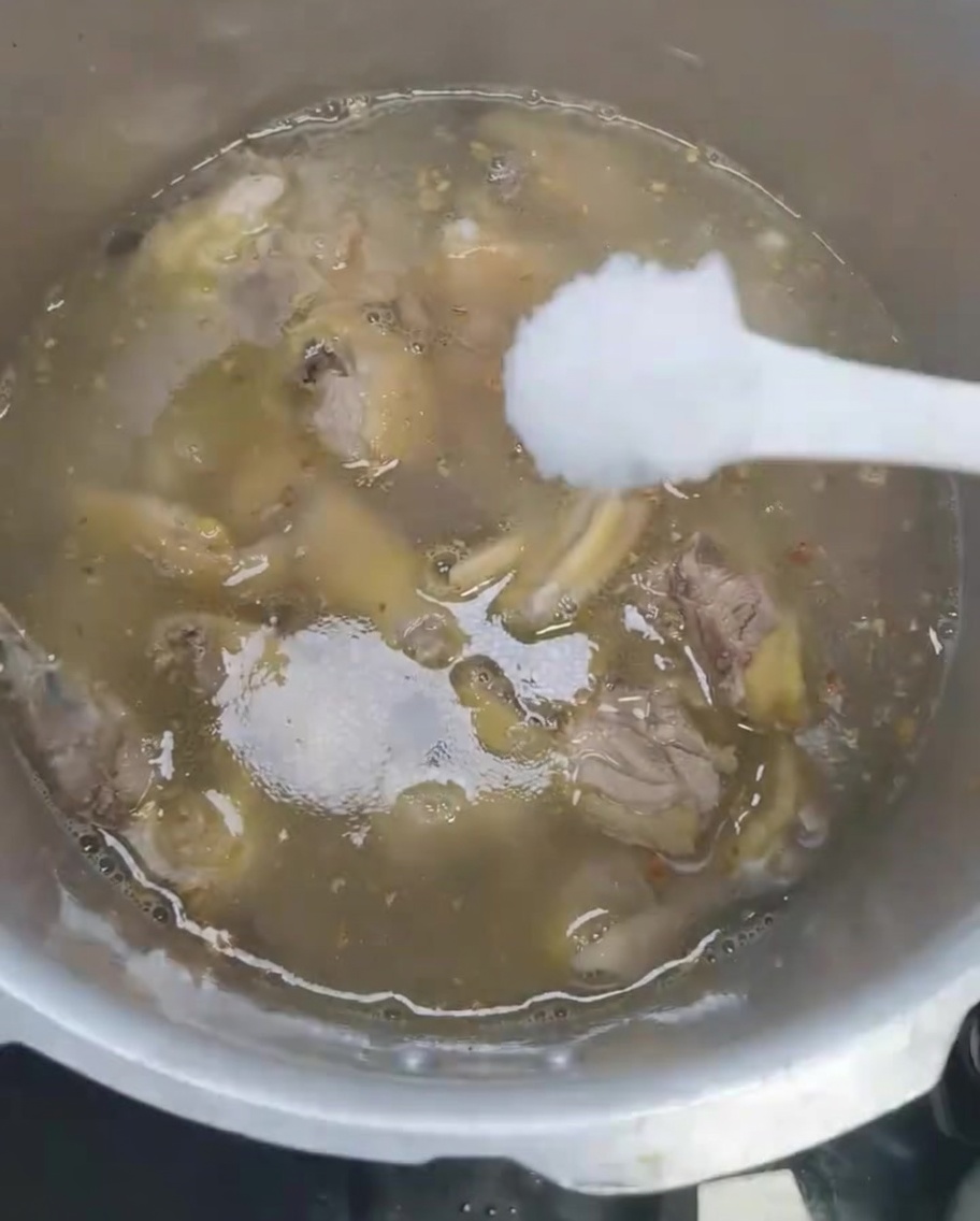 Sól dodawana do zupy w szybkowarze.