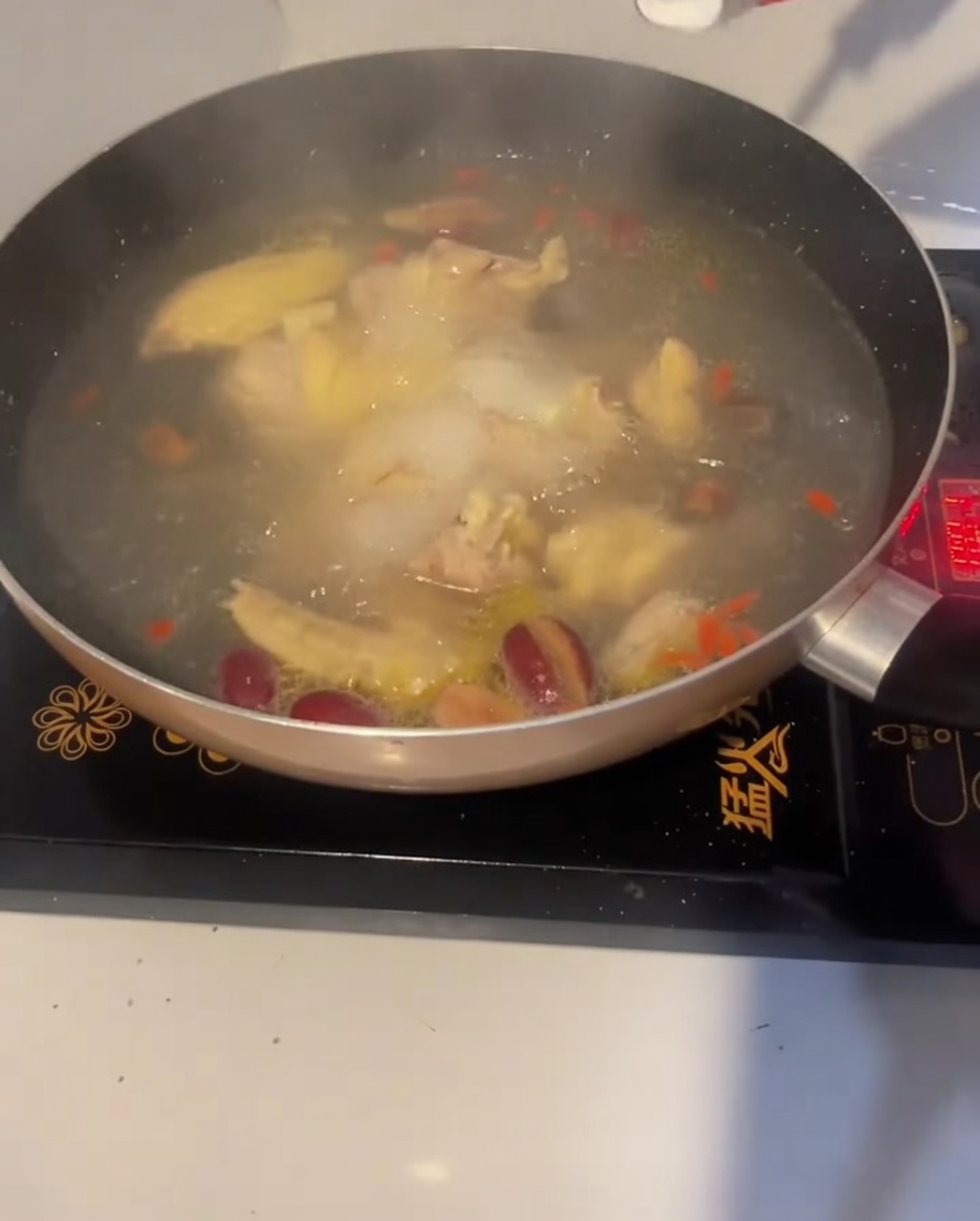 Łyżeczka soli dodawana do gotującej się zupy.