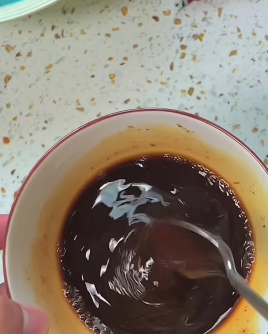Świeża papryka, cebula i czosnek przygotowane na drewnianej desce do krojenia.