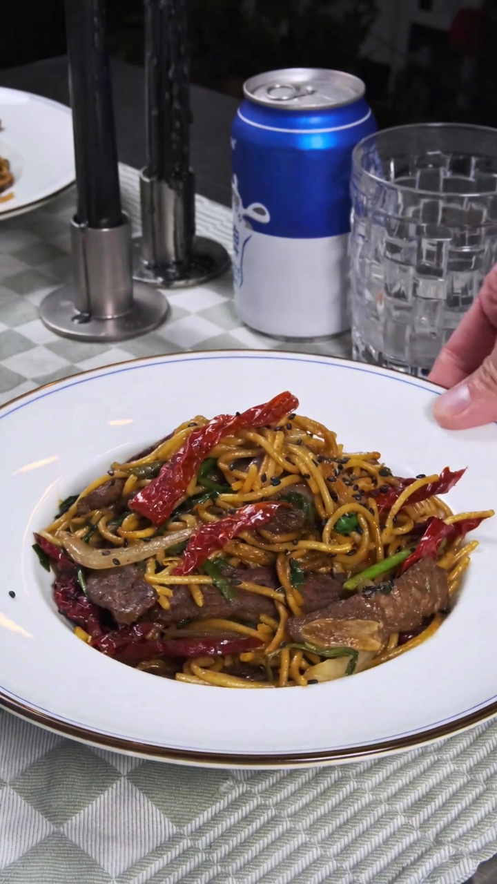 Pikantne Spaghetti Smażone z Wołowiną w Stylu Xinjiang
