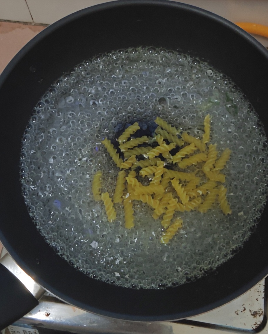 Makaron fusilli gotujący się w garnku z wodą.