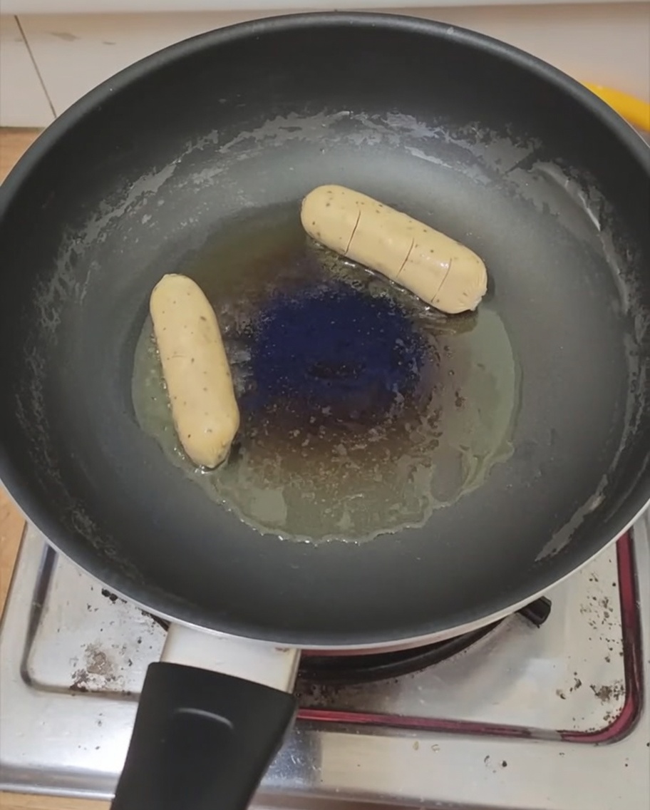 Jajko sadzone i kiełbasa smażące się na patelni.