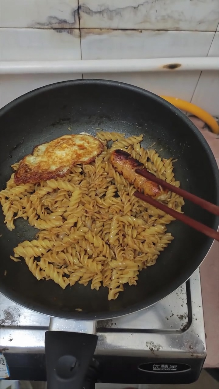 Fusilli z sosem pieprzowym, kiełbasą i jajkiem sadzonym
