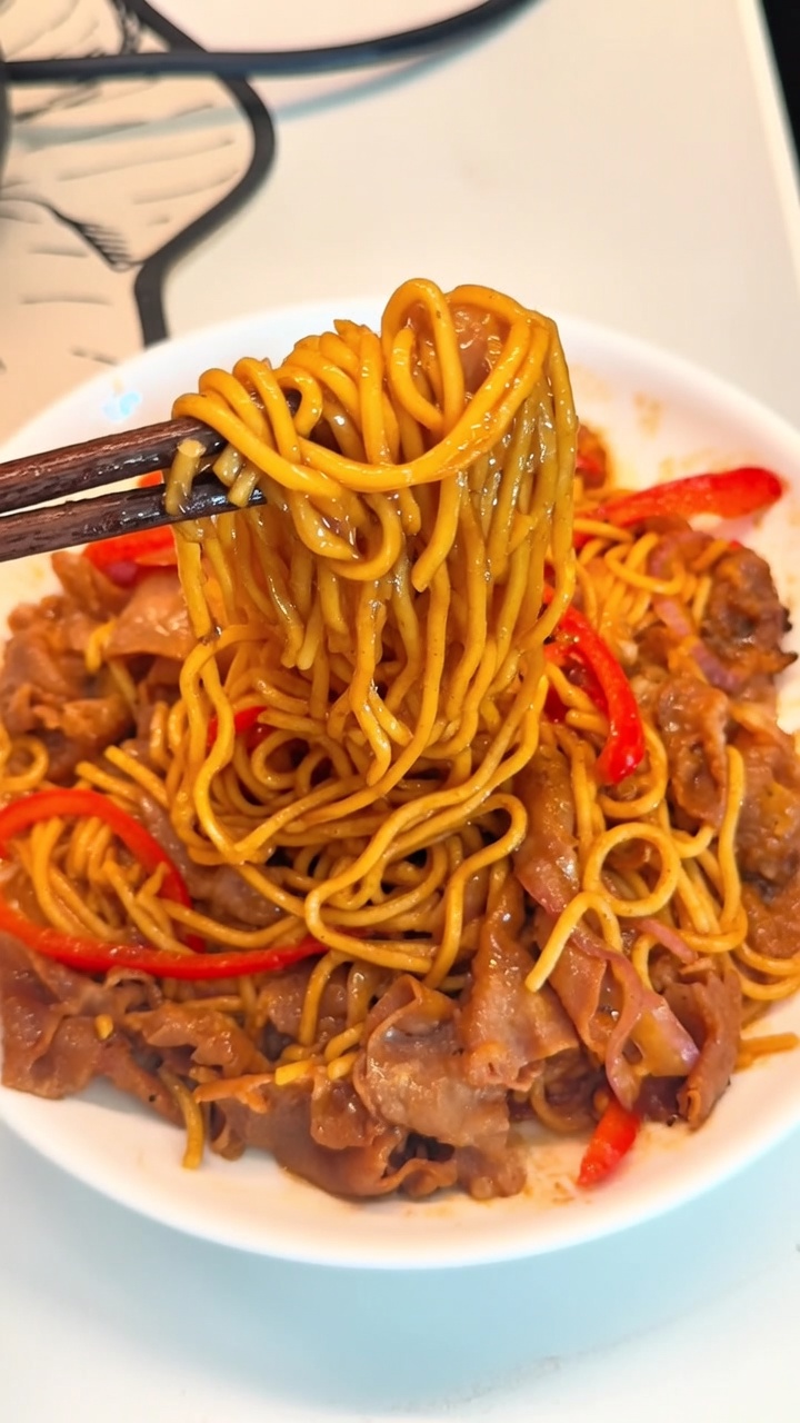 Spaghetti z wołowiną w sosie z czarnego pieprzu