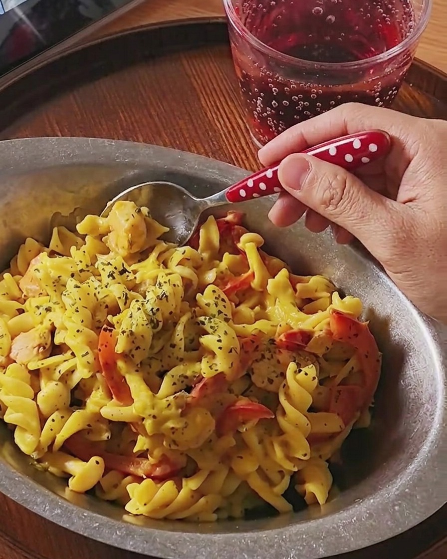 Makaron fusilli gotujący się w garnku z wrzącą wodą.