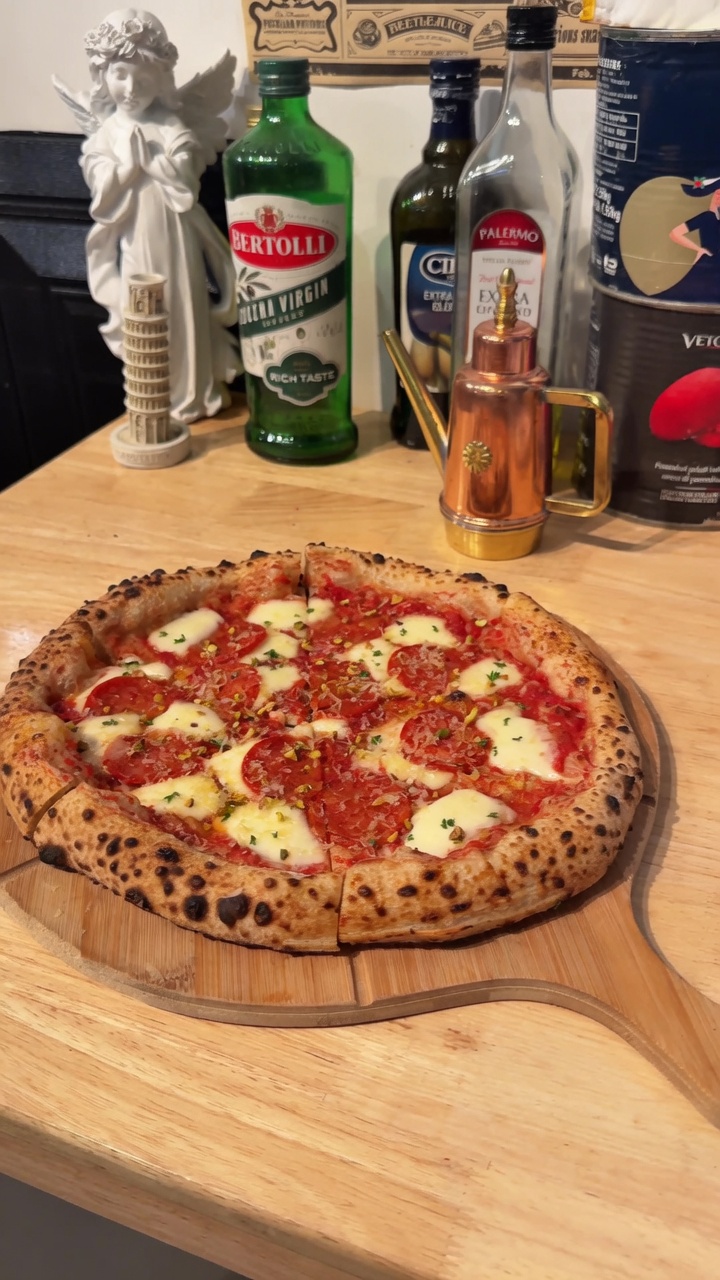 Ręcznie robiona pizza ze pikantnym salami