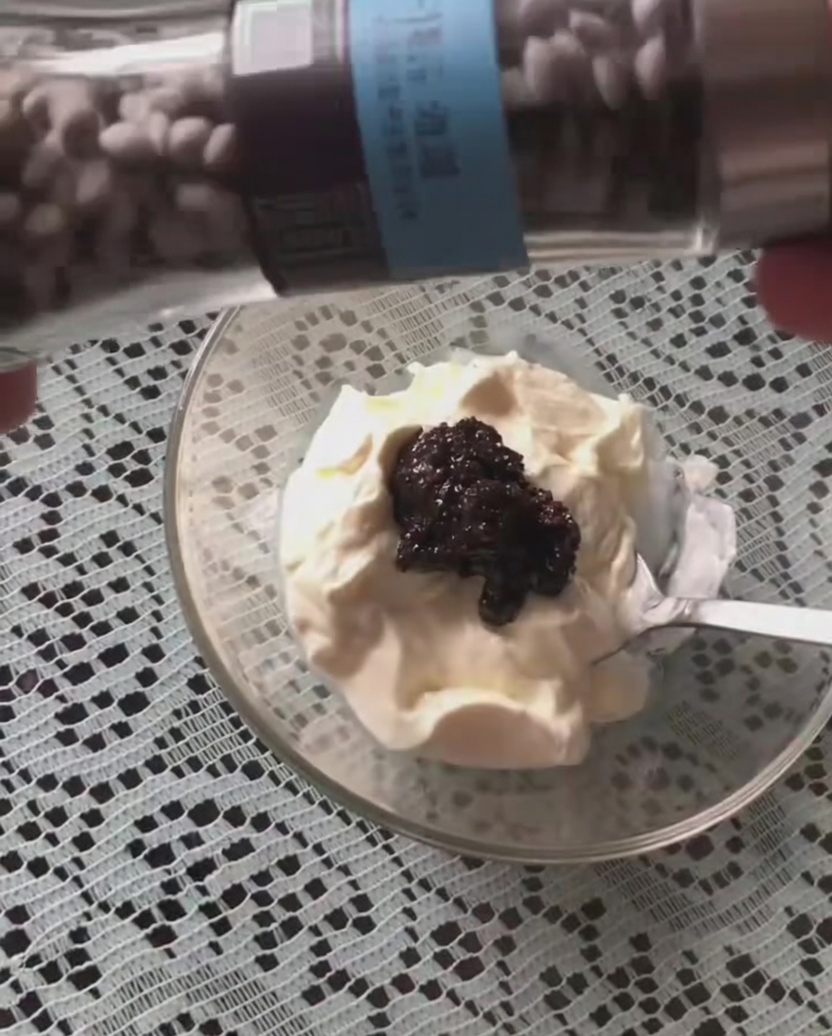 Czarny pieprz sypany z młynka na mieszankę śmietany i trufli.