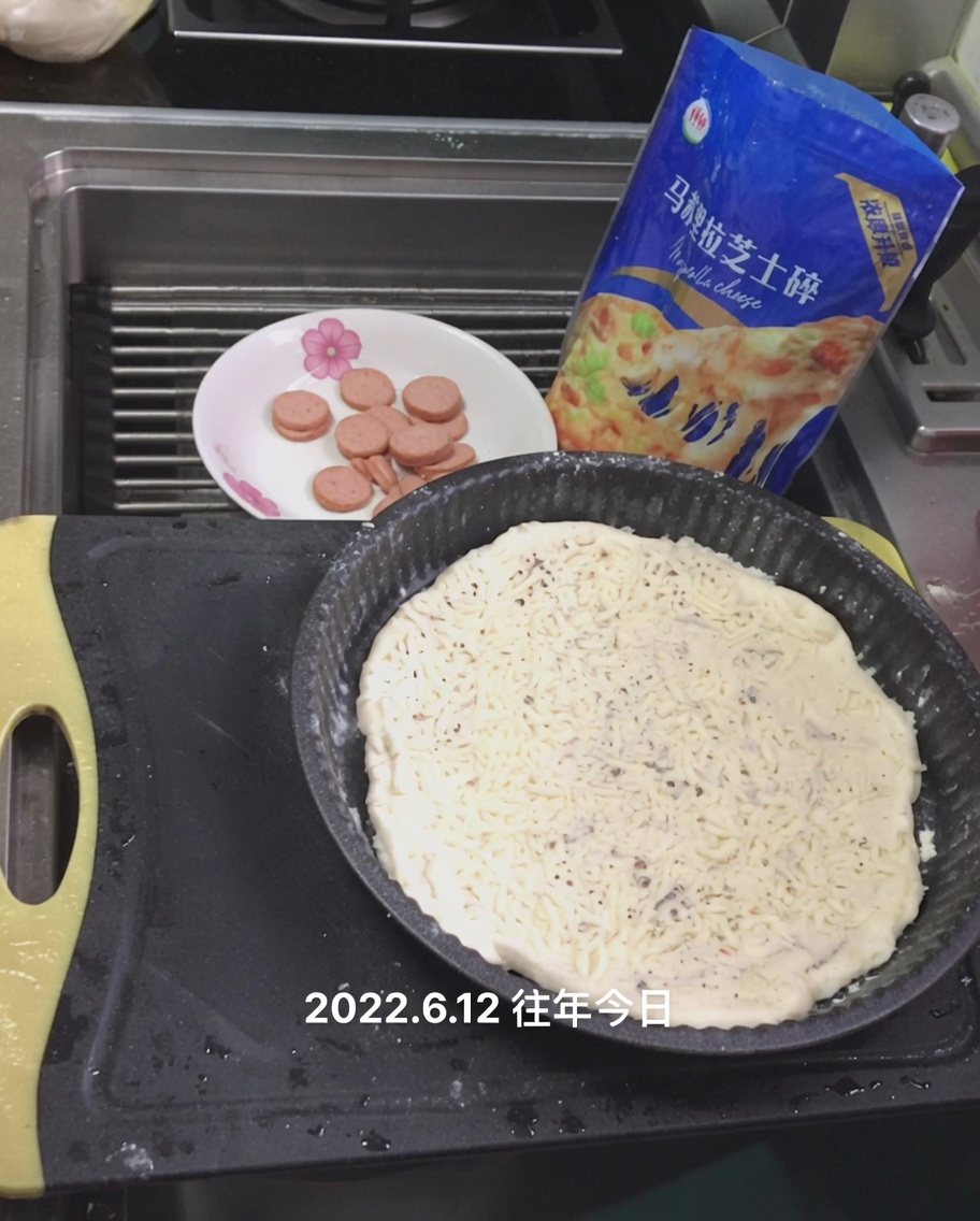 Starta mozzarella posypywana na biały sos na cieście.