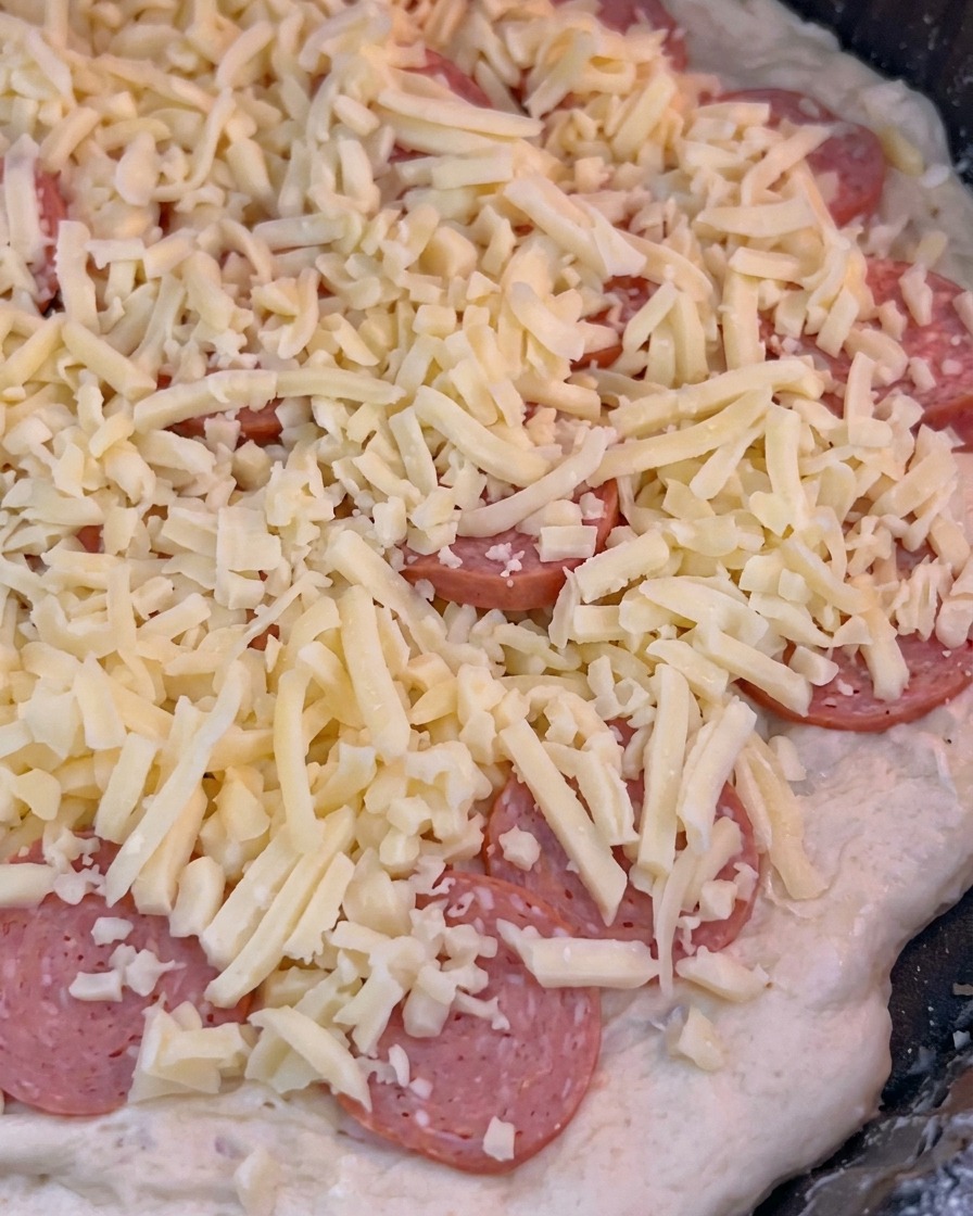 Pizza wsuwana do gorącego piekarnika na 10-minutowe pieczenie.