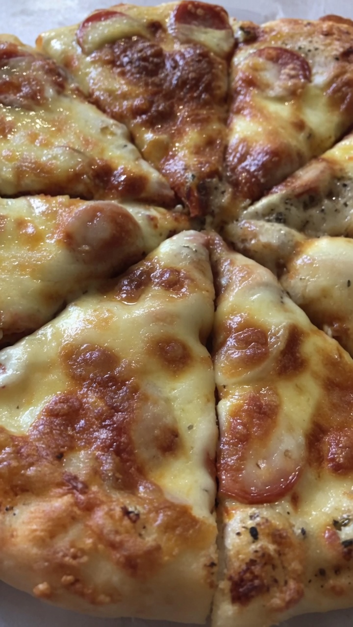 Pizza z białym sosem i czarną truflą