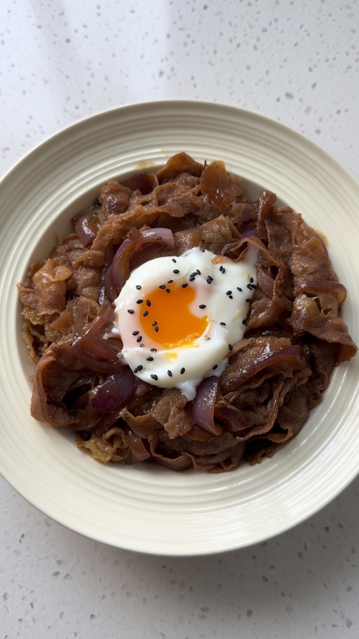 Klasyczne Gyudon – Japońska Miska Wołowiny z Ryżem