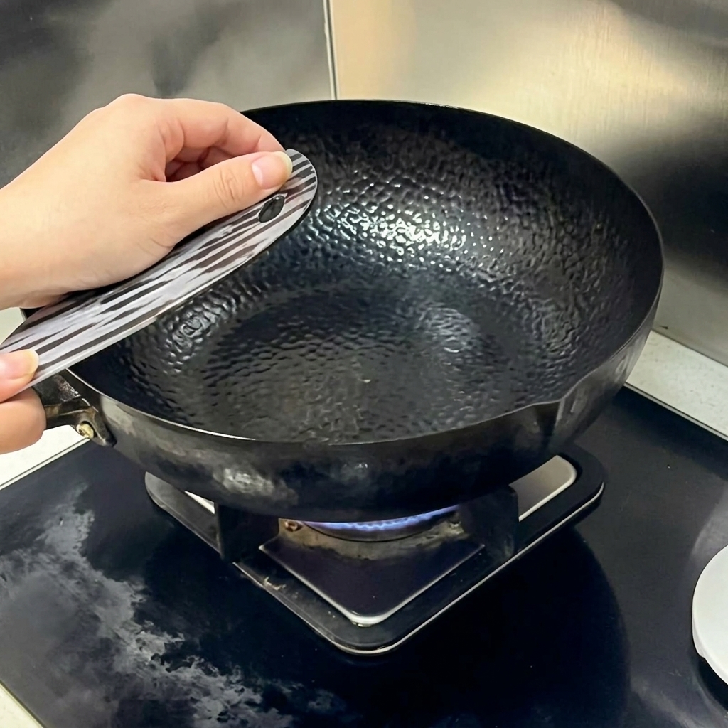 Posiekany czosnek i chili smażone na gorącym woku z mięsem raków.