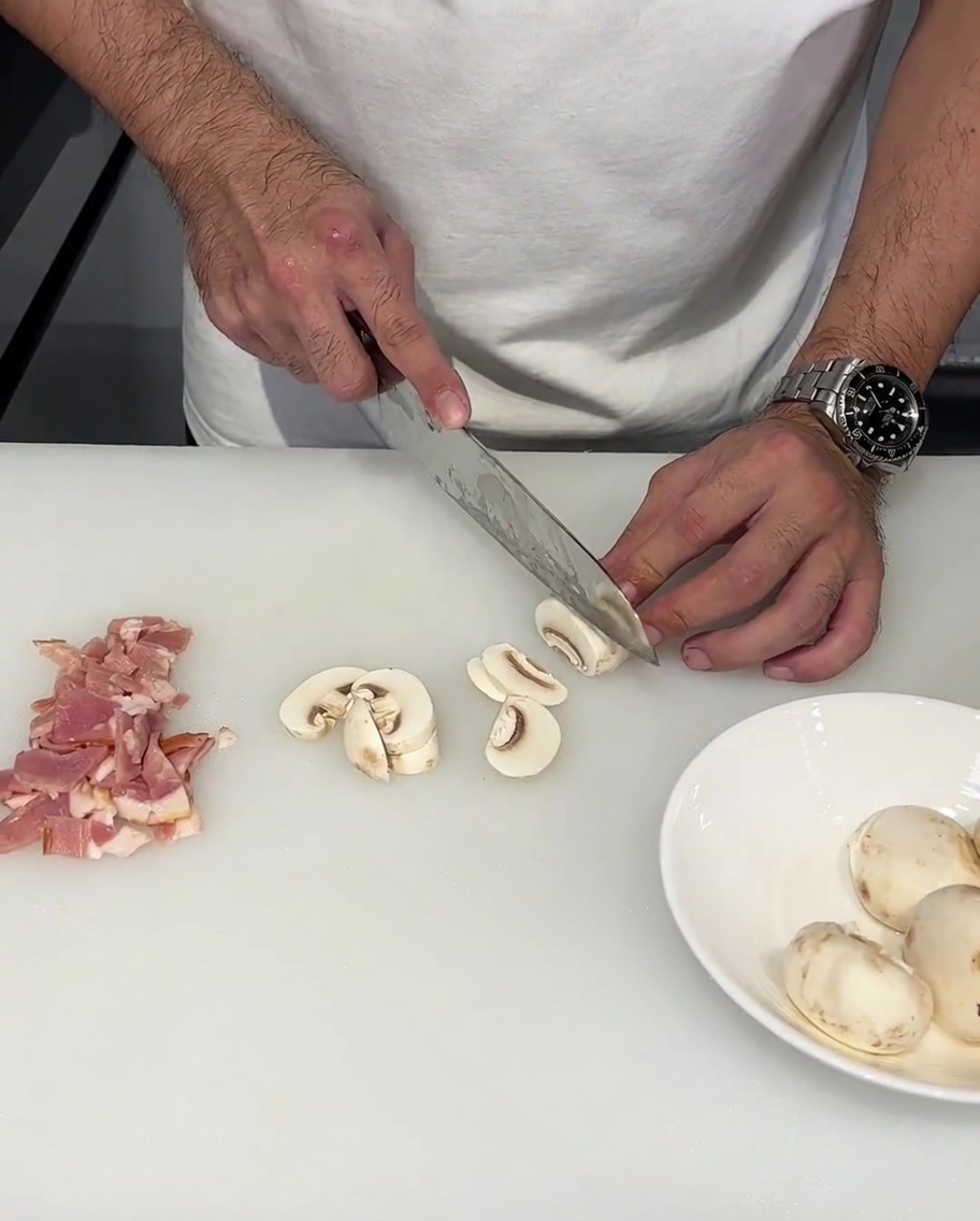Świeże pieczarki krojone w grubsze, równe plasterki.