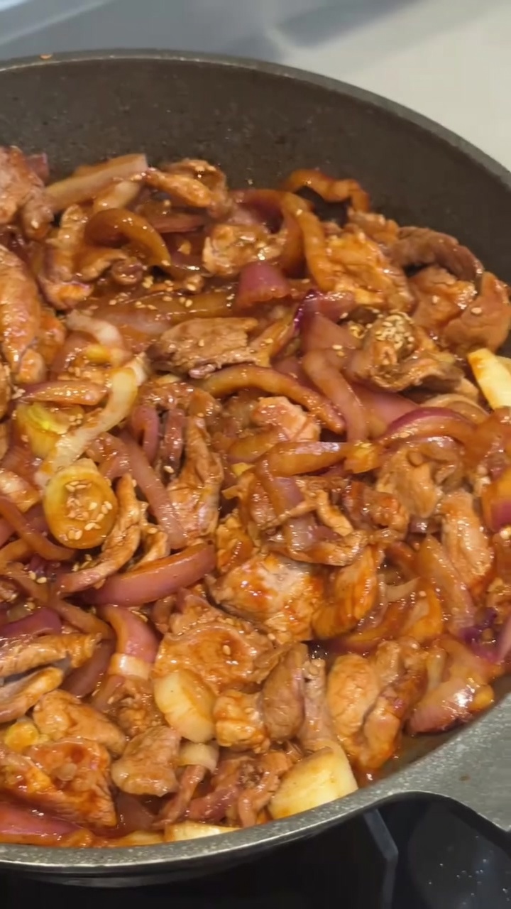 Koreańska pikantna wieprzowina stir-fry (Jeyuk Bokkeum)
