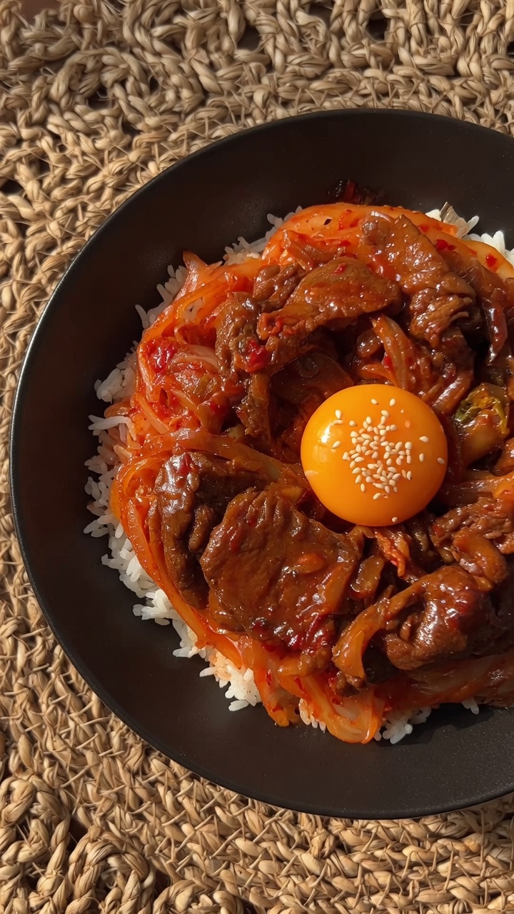 Wytrawna misa ryżowa z wołowiną i kimchi