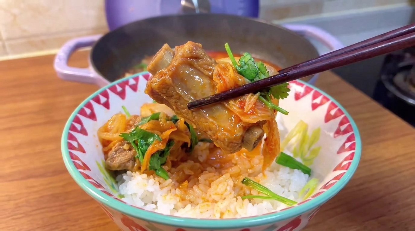 Bogata koreańska zupa z kimchi i żeberkami (Kimchi Jjigae)