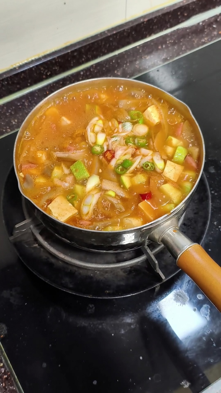 Tradycyjny koreański gulasz z pastą sojową (Doenjang Jjigae)