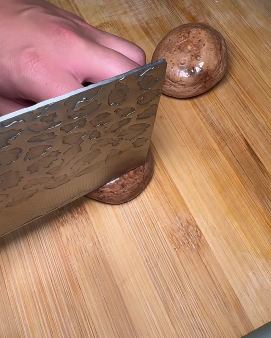 Świeżo pokrojone surowe grzyby shiitake na desce.