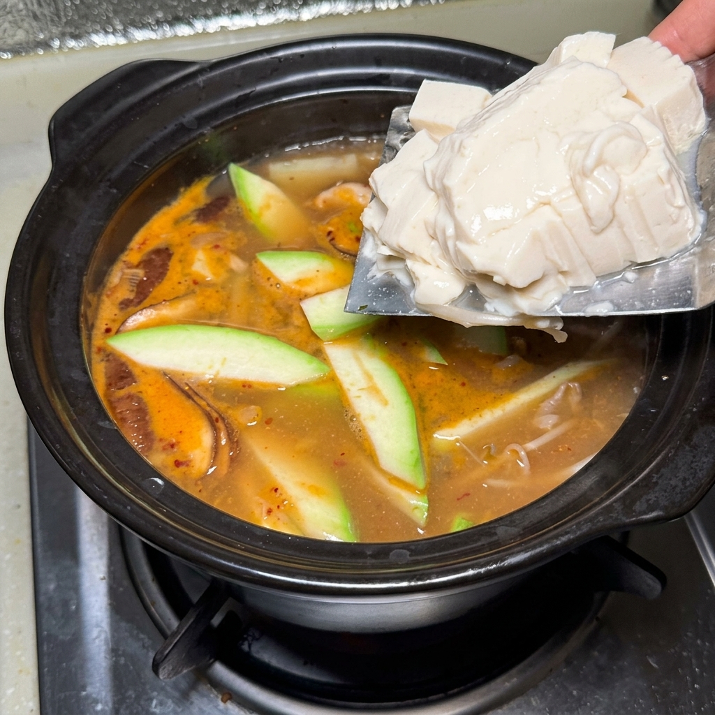Kawałki tofu delikatnie wsuwane do gulaszu.