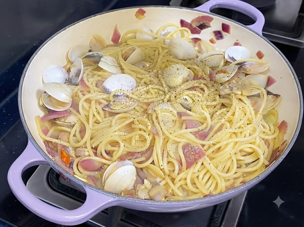 Świeży czarny pieprz posypywany na patelnię ugotowanego spaghetti i małży.