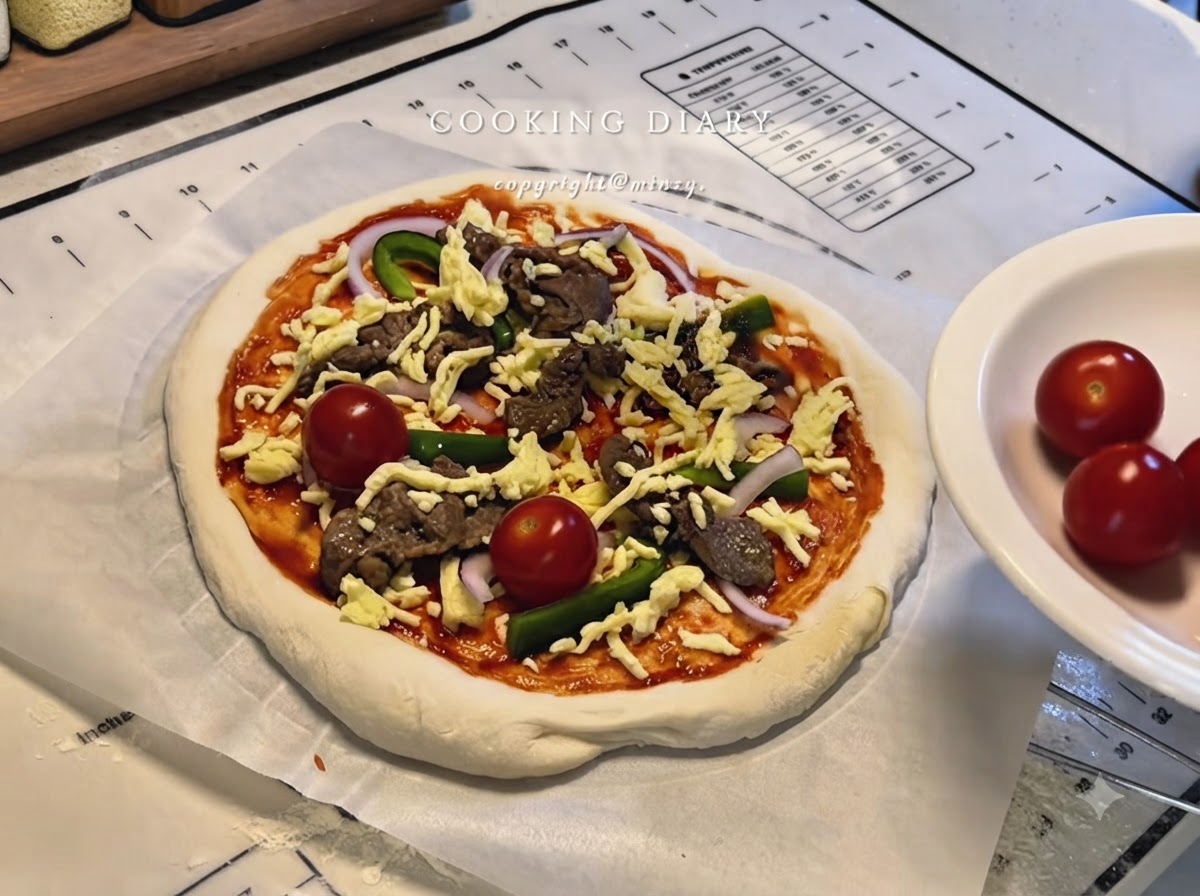 W pełni skomponowana pizza z serem, wołowiną, papryką, cebulą i całymi pomidorkami koktajlowymi na papierze do pieczenia.