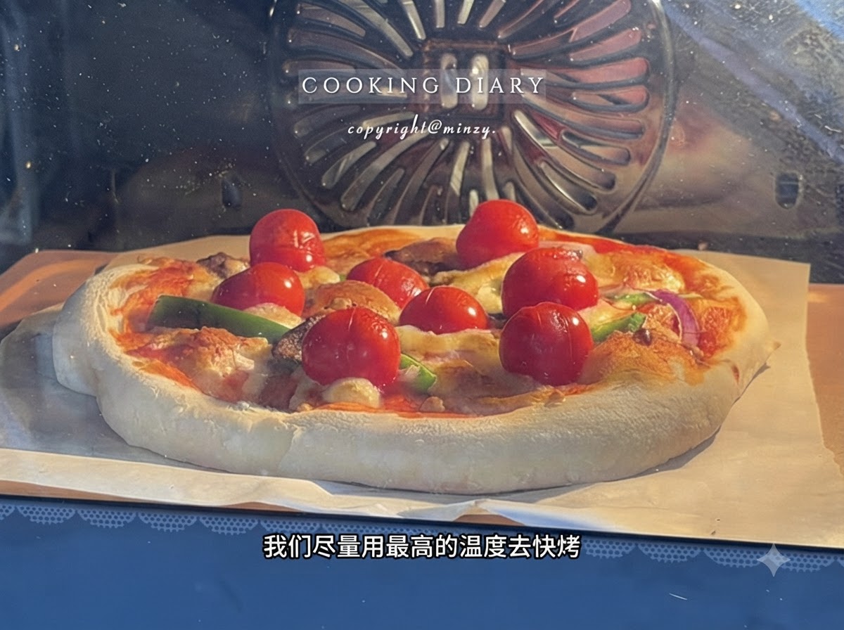 Skomponowana pizza piekąca się wewnątrz gorącego piekarnika widoczna przez szybę.