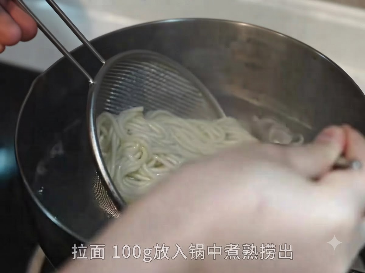 Wyławianie ugotowanego makaronu ramen z garnka z wrzątkiem za pomocą metalowego sitka i pałeczek.