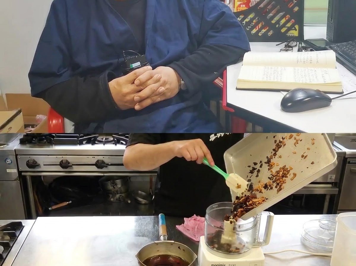 Taca wsypująca ostudzony olej i różne etapy smażonych plasterków czosnku do młynka robota kuchennego.