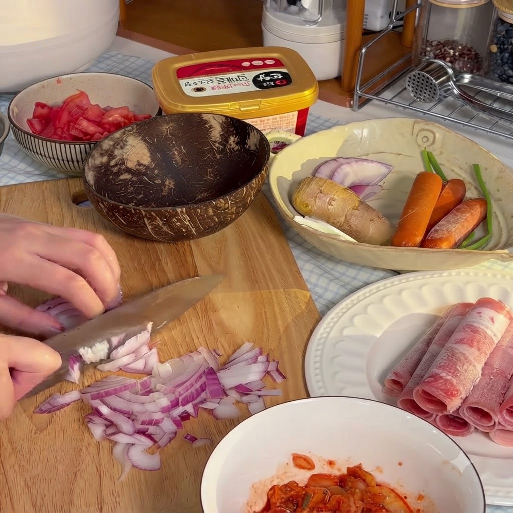 Czerwona cebula drobno posiekana w małe kawałki na drewnianej desce do krojenia.