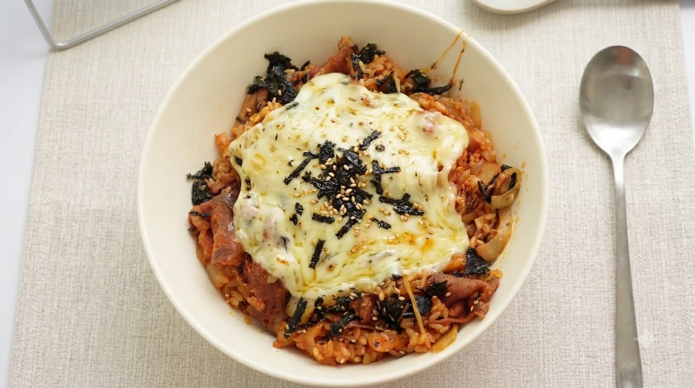 Kimchi z Wołowiną i Smażonym Ryżem pod Ciągnącym Się Serem