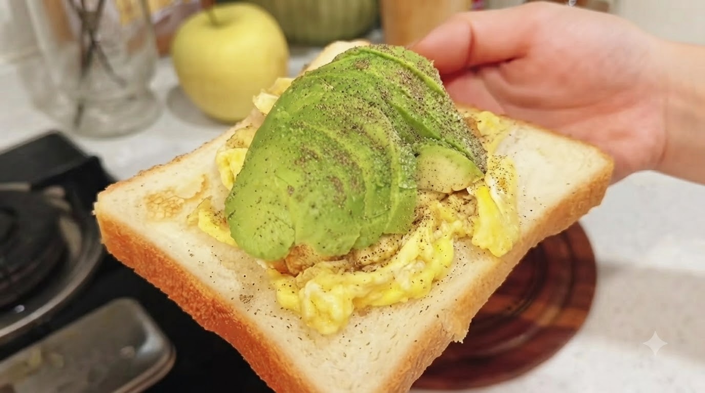 Tost z Kremowym Awokado i Miękką Jajecznicą