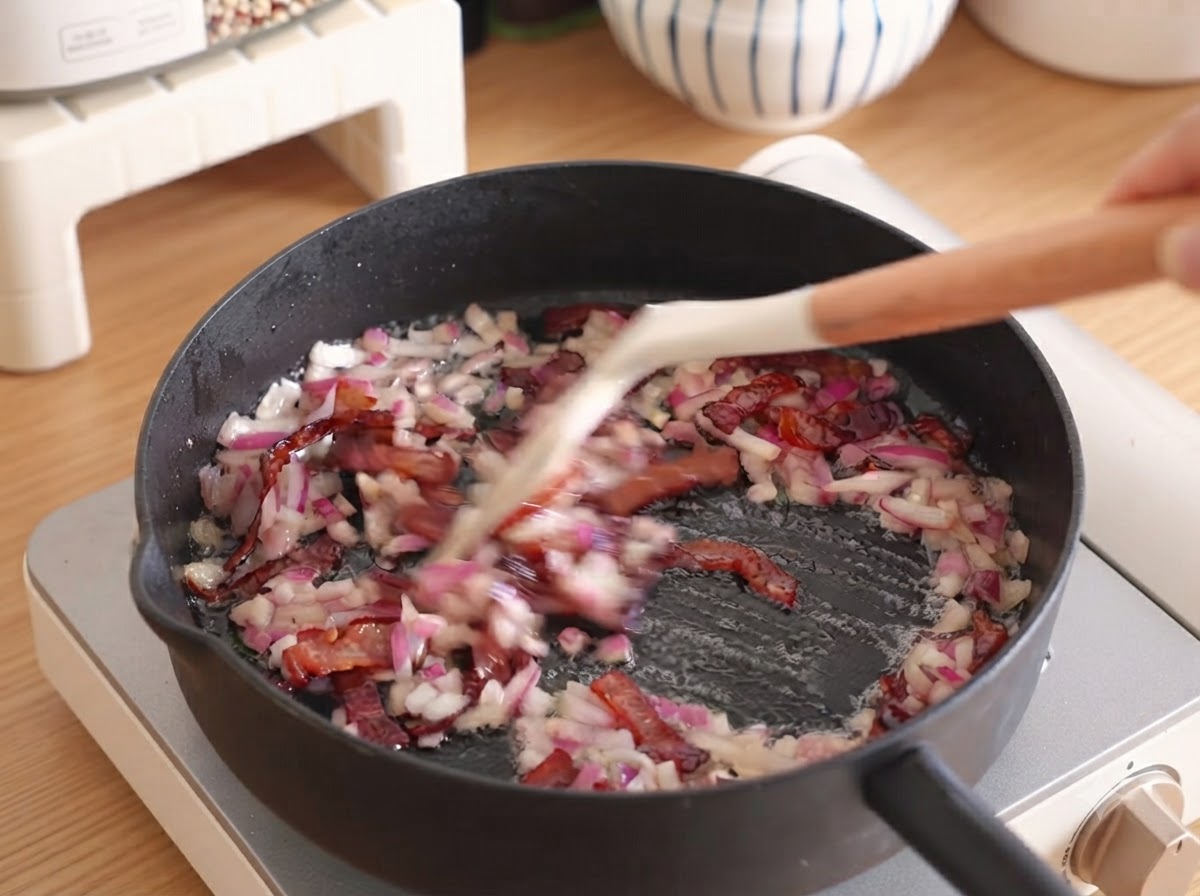 Kostka serka śmietankowego w ceramicznej misce do mieszania.