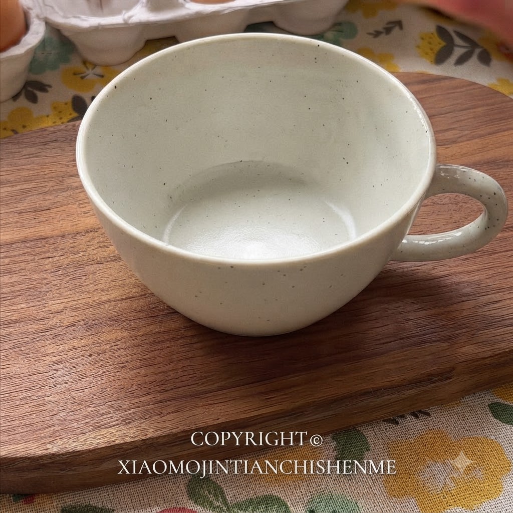 Dwa świeże jajka rozbite w ceramicznej misce.