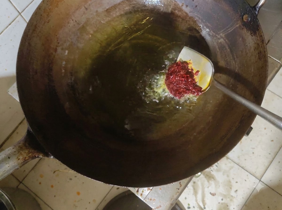 Pasta doubanjiang mieszana z gorącym olejem w woku.
