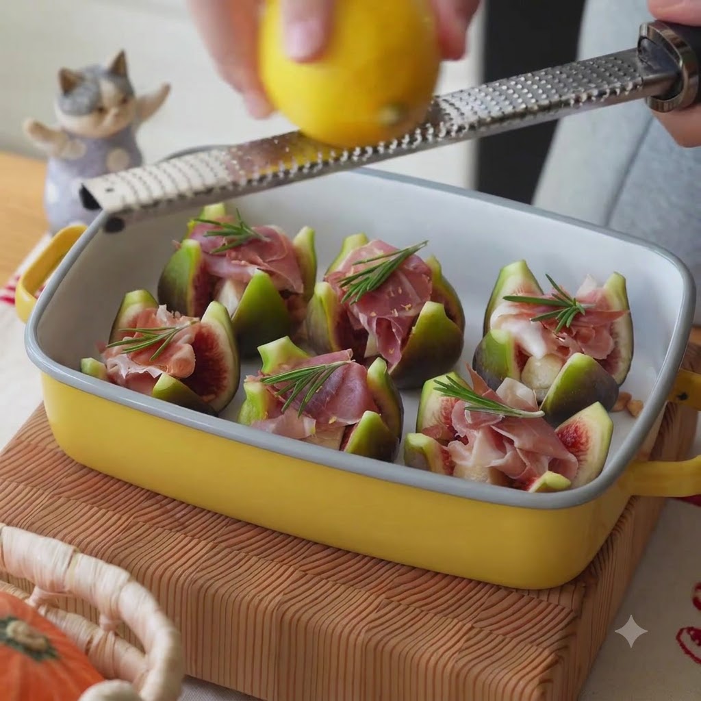 Świeża skórka z cytryny śartna bezpośrednio na figi i prosciutto w naczyniu do zapiekania.
