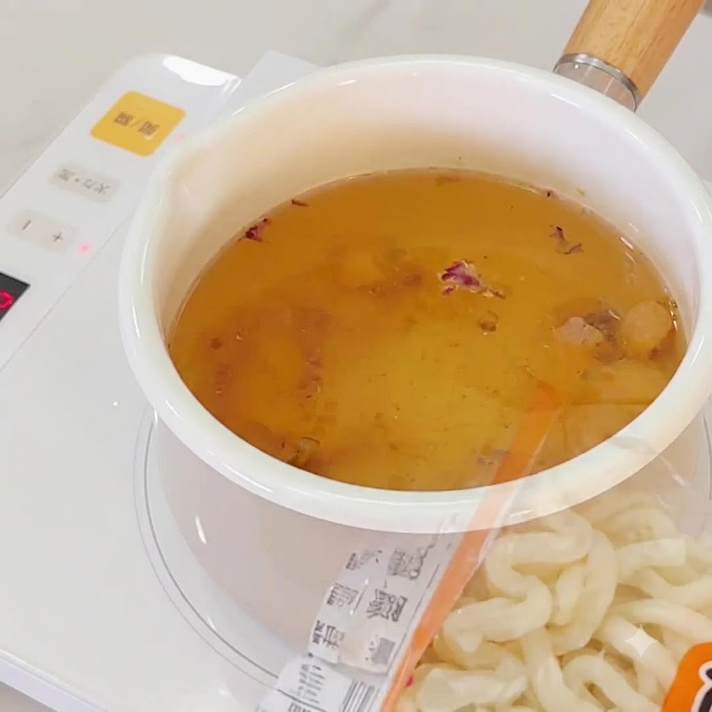 Makaron ramen dodawany do wrzącego bulionu czosnkowego.
