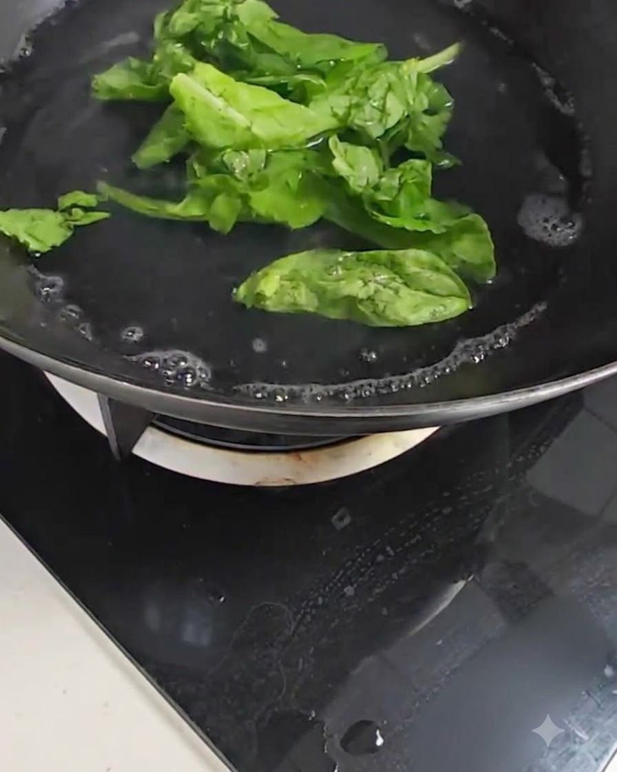 Świeże, zielone liście pak choi gotujące się w garnku z bulgoczącą wodą na kuchence.