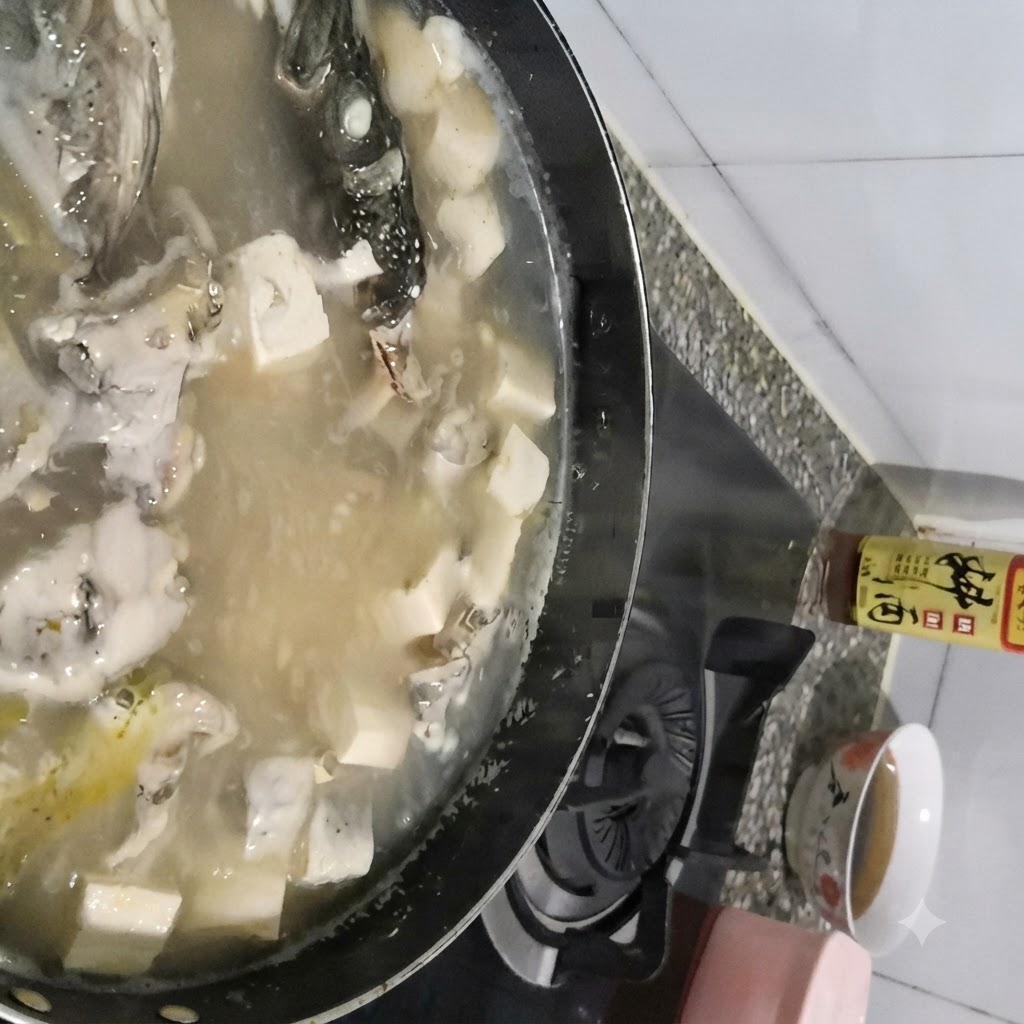 Łyżka zbierająca pianę z powierzchni gotującej się zupy z mintaja i tofu.