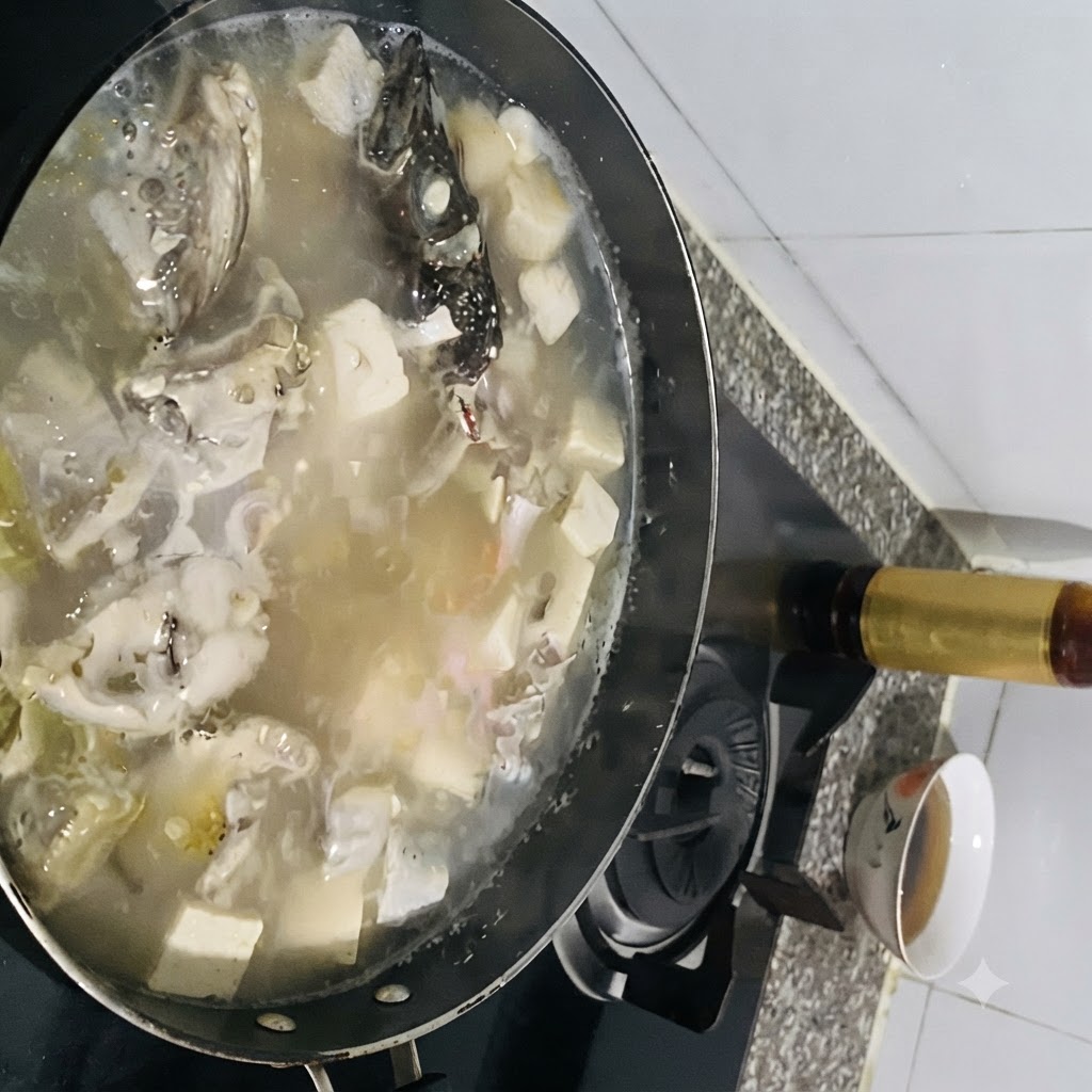 Przyprawy dodawane do bulgoczącego garnka z zupą rybną z tofu.