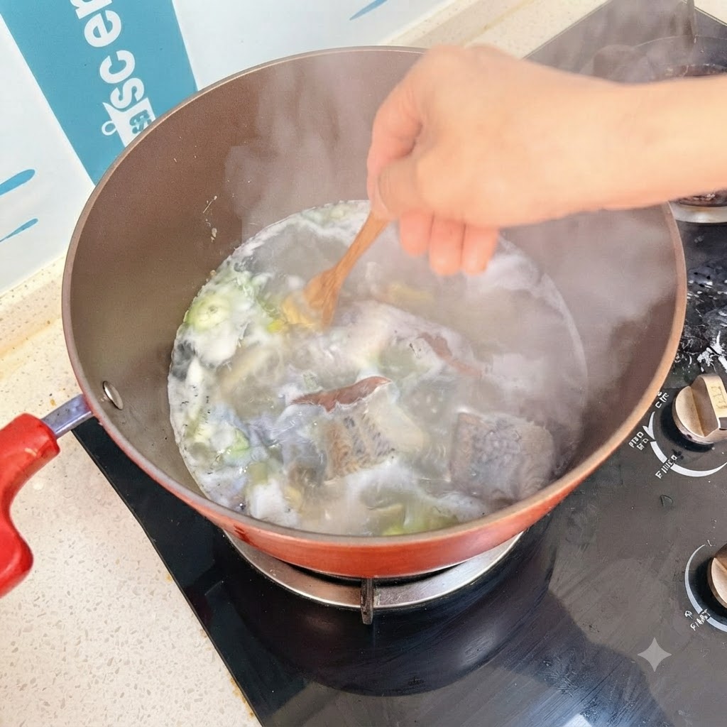 Kostki tofu wrzucane delikatnie do bulgoczącej zupy za pomocą drewnianej łyżki.