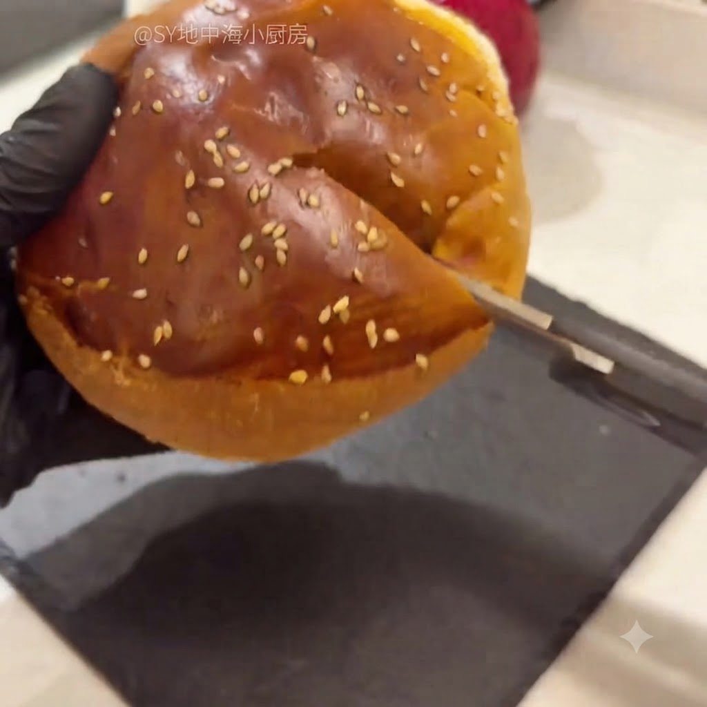 Rozcięta bułka do hamburgera z widocznym wydrążonym miękkim wnętrzem za pomocą nożyczek kuchennych.