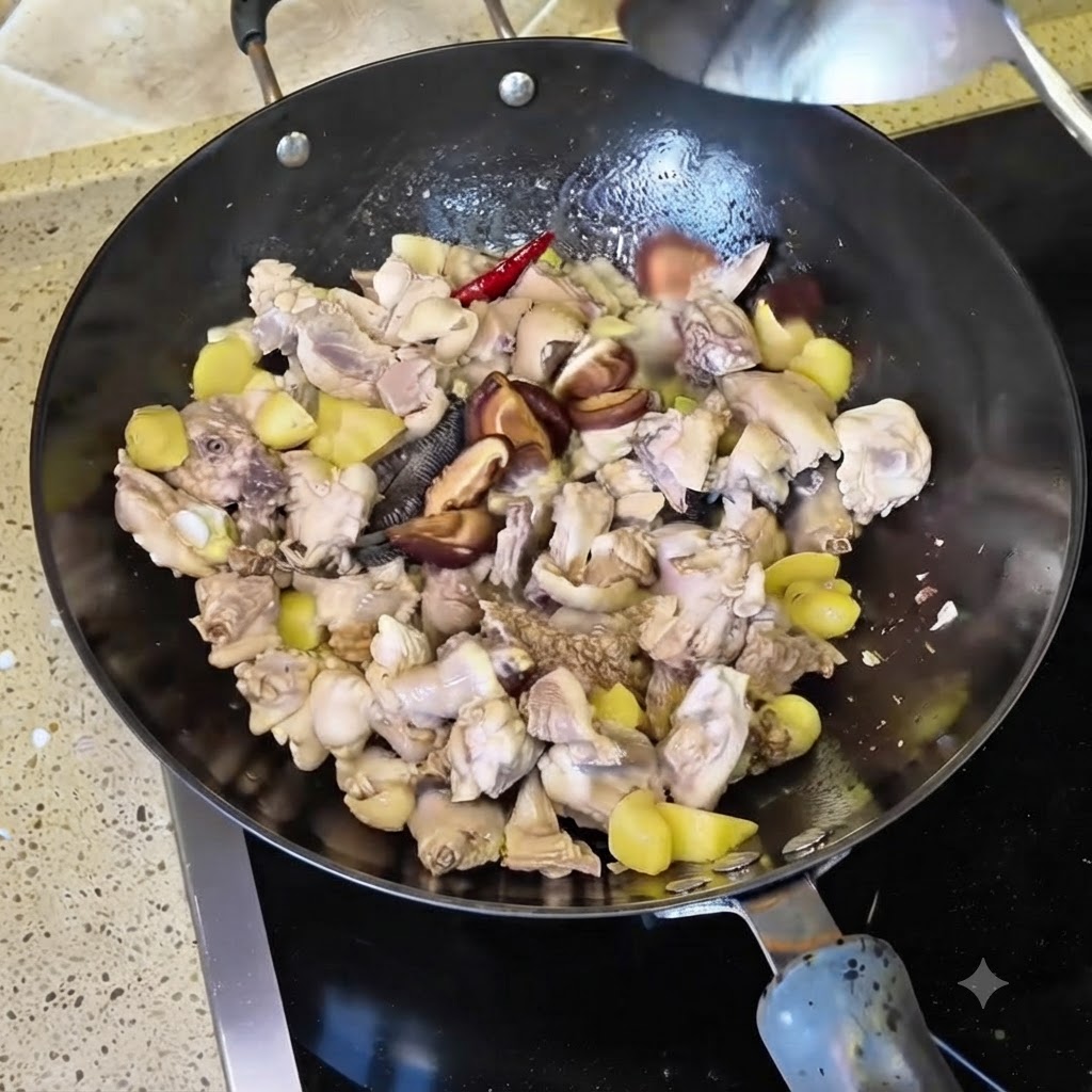 Namoczone kawałki suszonych grzybów shiitake wymieszane w woku z kurczakiem i przyprawami.