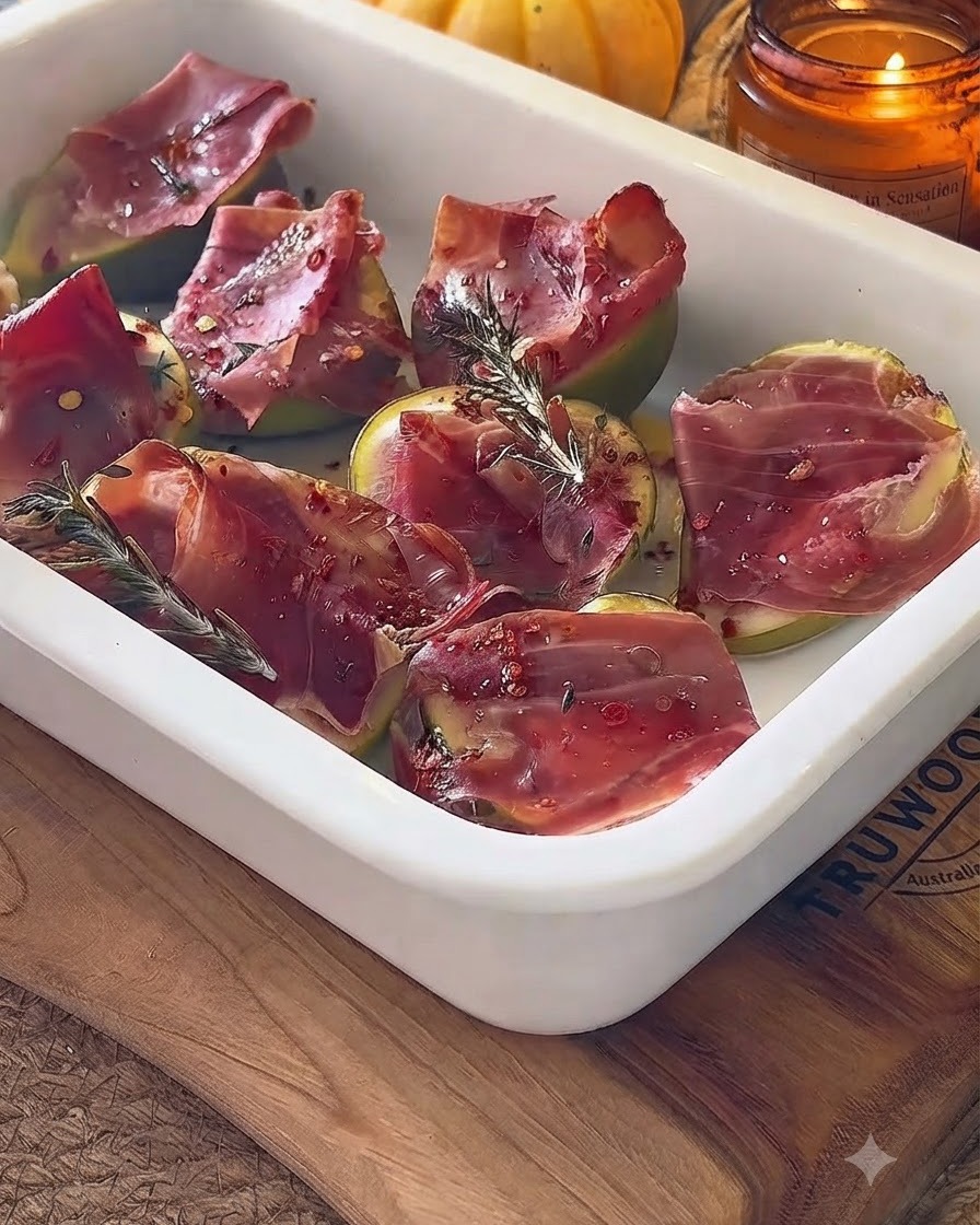 Pieczone figi w białym naczyniu skrapiane polewą balsamiczną.