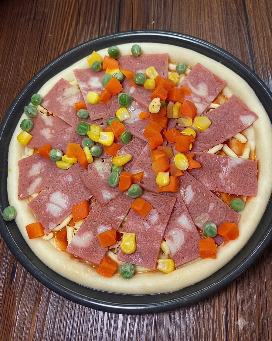 Dodatkowa porcja startego sera mozzarella posypana na wierzchu dodatków do pizzy.