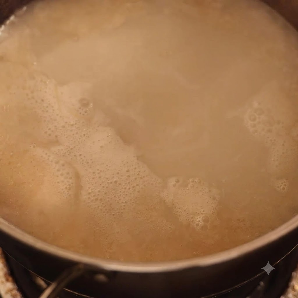 Rozgniecione mięso dodawane z powrotem do gotującego się bulionu tonkotsu.