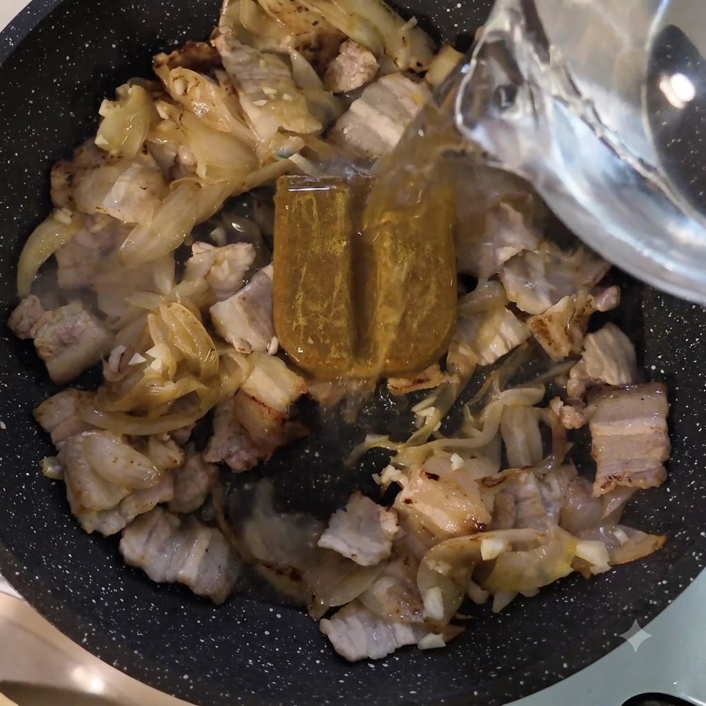 Woda dolewana z pojemnika na patelnię z pastą curry i mięsem.