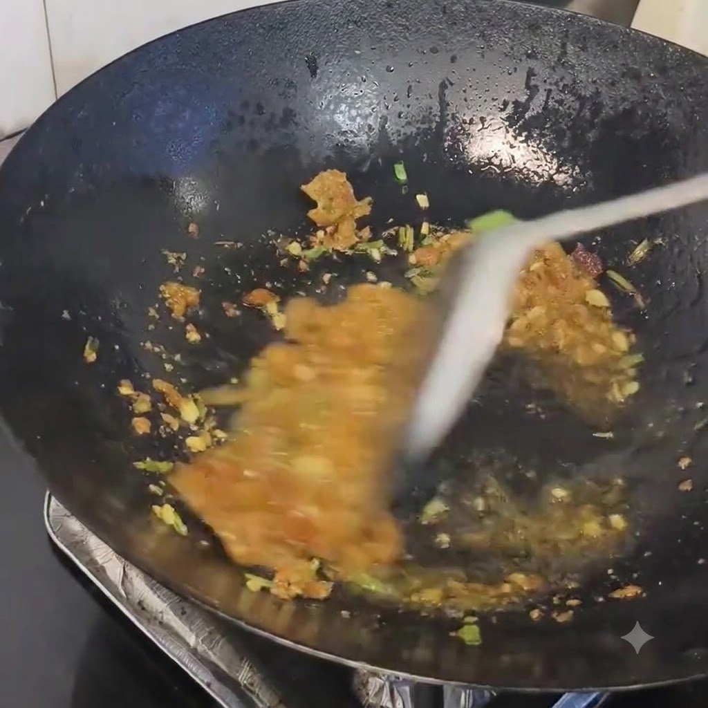 Skkwarki ze smalcu wieprzowego mieszane z podsmażonymi aromatami w gorącym woku.